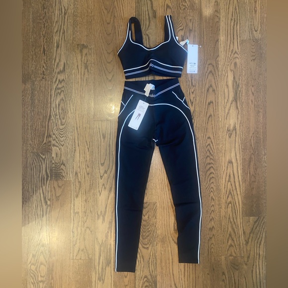 Alo yoga Women's Black Airbrush Hearthrob leggings and sports bra. Extra Small - Picture 2 of 4